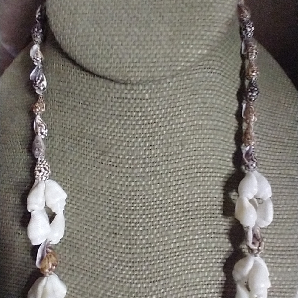 White brown long shell necklace beach Hawaii vacation ⛱️🏖️ 🐚🐚 - Picture 4 of 5